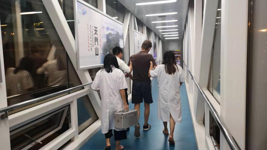 暖心！外籍小伙忽感不適癱坐廊橋，張家界機(jī)場(chǎng)緊急救護(hù)